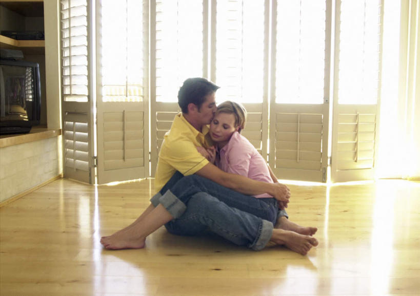 西方人,两个人,夫妻,客厅,坐,横图,室内,白天,侧面,爱情,窗户,地板,欧洲,欧洲人,地面,浪漫,木地板,玻璃窗,温暖,温馨,恩爱,恋人,和睦,起居室,男人,男性,年轻男性,年轻女性,女人,女性,白种人,情侣,坐着,彩图,全身,伴侣,融洽