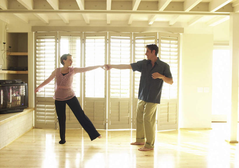 西方人,两个人,夫妻,客厅,站,握手,横图,室内,白天,正面,爱情,窗户,地板,欧洲,欧洲人,地面,浪漫,木地板,玻璃窗,站着,温暖,温馨,恩爱,恋人,和睦,起居室,男人,男性,年轻男性,年轻女性,女人,女性,白种人,情侣,搀手,拉手,手拉手,手握手,站立,彩图,全身,伴侣,融洽