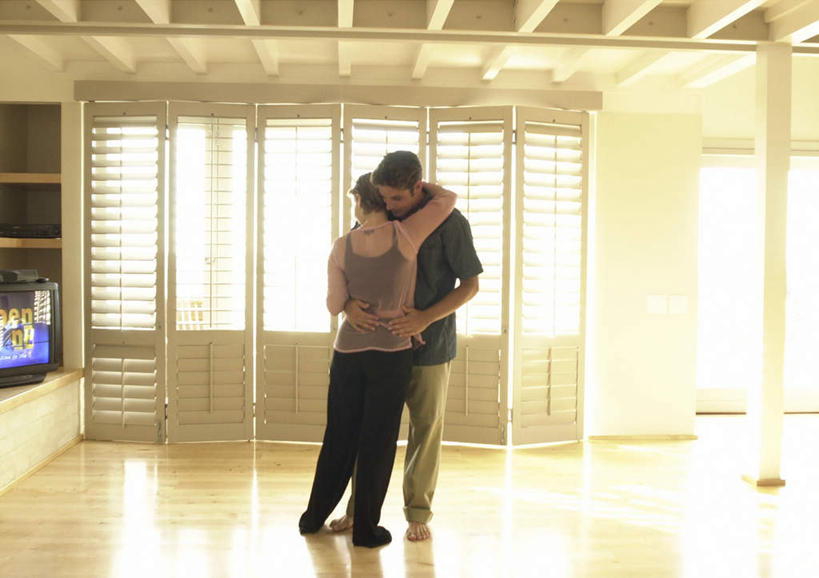 西方人,背部,两个人,夫妻,客厅,站,抱,横图,室内,白天,正面,爱情,窗户,地板,欧洲,欧洲人,地面,浪漫,木地板,玻璃窗,站着,温暖,温馨,恩爱,恋人,抱着,和睦,起居室,搂着,男人,男性,年轻男性,年轻女性,女人,女性,白种人,情侣,搂,搂抱,站立,彩图,全身,伴侣,融洽