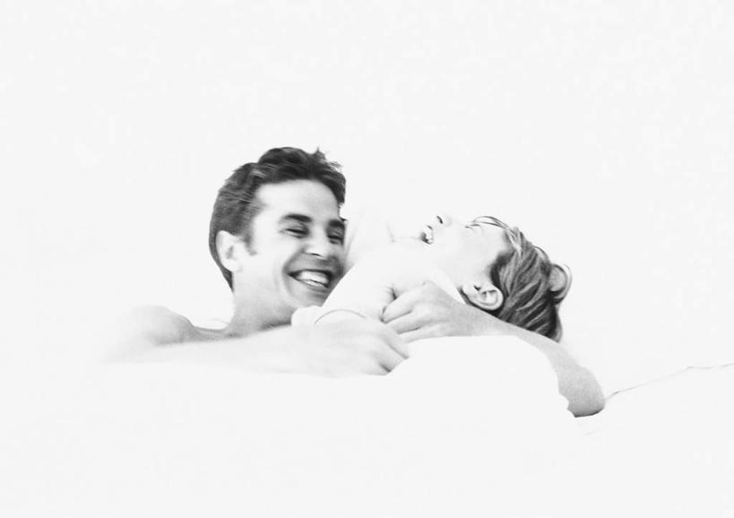 西方人,两个人,夫妻,坐,笑,微笑,露齿笑,横图,黑白,室内,白天,正面,爱情,床,卧室,欧洲,欧洲人,朦胧,模糊,双人床,床单,浪漫,被子,恩爱,恋人,被单,男人,男性,年轻男性,年轻女性,女人,女性,白种人,情侣,坐着,半身,睡房,卧房,伴侣