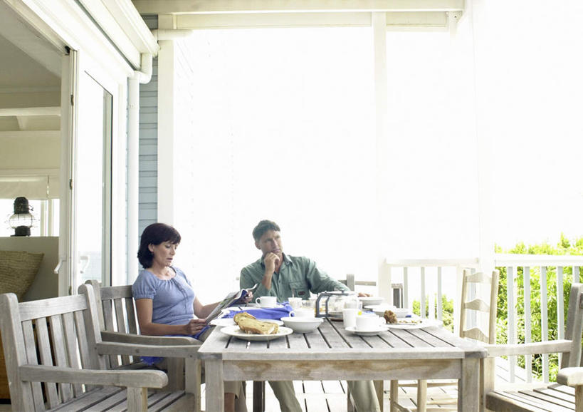 点心,面包,西方人,两个人,夫妻,坐,横图,室外,白天,正面,爱情,树林,植物,餐桌,桌子,杯子,餐具,欧洲,欧洲人,阴影,光线,瓷器,碟子,盘,影子,食品,面点,咖啡杯,陶瓷制品,浪漫,拿,拿着,树,树木,食物,糕点,绿色,阳光,自然,盘子,碟,恩爱,恋人,生长,成长,餐台,瓷杯,男人,男性,年轻男性,年轻女性,女人,女性,白种人,情侣,坐着,半身,彩图,伴侣