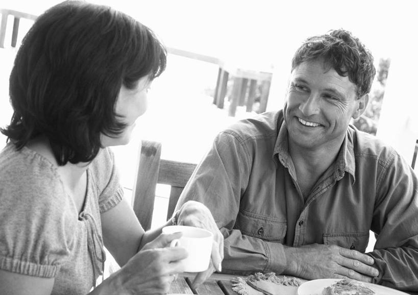 点心,面包,西方人,两个人,夫妻,坐,笑,微笑,露齿笑,横图,室外,白天,正面,爱情,树林,植物,餐桌,桌子,杯子,餐具,欧洲,欧洲人,阴影,光线,瓷器,碟子,盘,影子,食品,面点,咖啡杯,陶瓷制品,浪漫,拿,拿着,树,树木,食物,糕点,绿色,阳光,自然,盘子,碟,恩爱,恋人,生长,成长,餐台,瓷杯,男人,男性,年轻男性,年轻女性,女人,女性,白种人,情侣,坐着,半身,彩图,伴侣