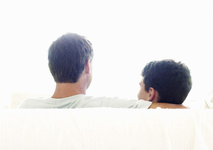 西方人,儿童,两个人,家庭,父亲,儿子,客厅,坐,横图,室内,白天,纯洁,沙发,欧洲,欧洲人,阴影,光线,影子,小孩,背面,阳光,温暖,温馨,父子,一家人,父爱,可爱,童年,童趣,和睦,起居室,童真,烂漫,无邪,天真,男孩,男人,男性,年轻男性,白种人,孩子,年轻人,坐着,半身,彩图,融洽,男生,皮沙发