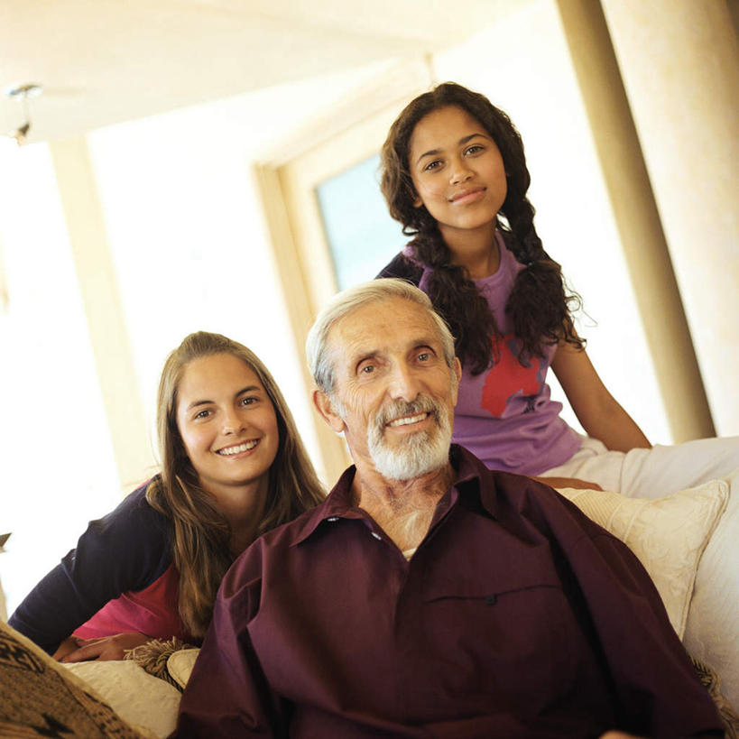 西方人,儿童,老年人,三个人,家庭,祖父,坐,笑,微笑,露齿笑,方图,室内,白天,正面,纯洁,沙发,欧洲,欧洲人,朦胧,模糊,小孩,温暖,温馨,一家人,可爱,童年,童趣,爷爷,祖孙,和睦,童真,烂漫,无邪,外孙女,外公,外祖父,天真,老年男性,男人,男性,女孩,白种人,孩子,孙女,坐着,半身,彩图,融洽,女生,皮沙发