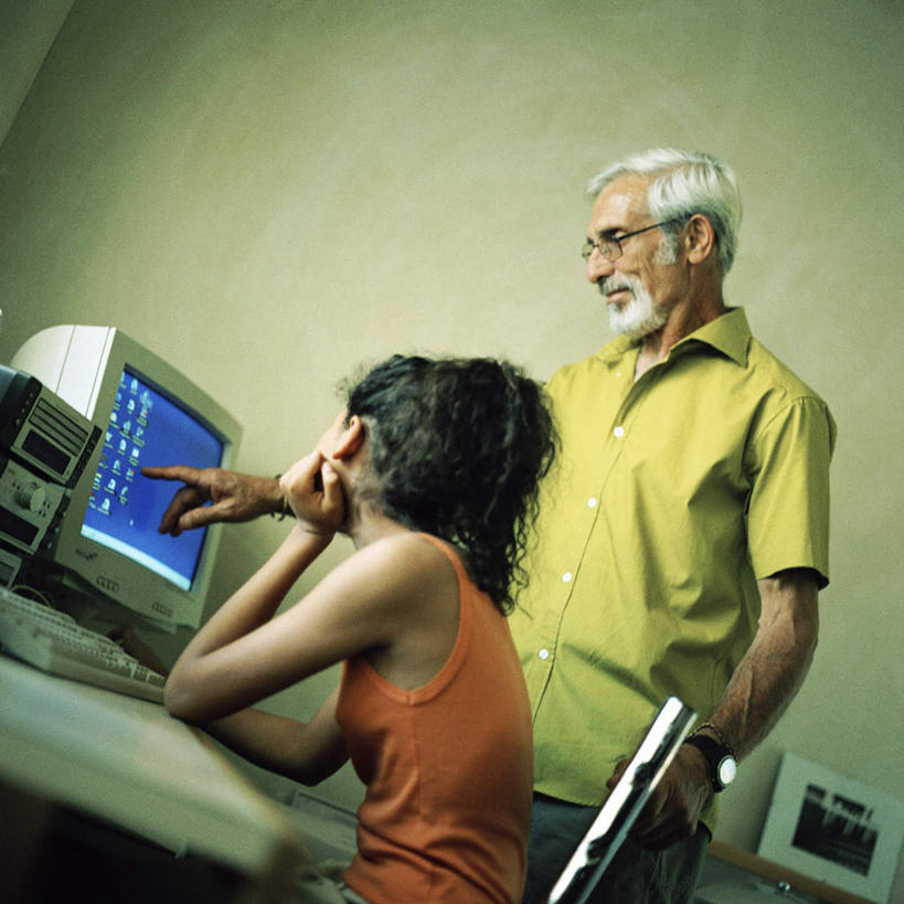 西方人,儿童,老年人,两个人,家庭,祖父,站,坐,说,方图,室内,白天,仰视,讨论,纯洁,电脑,显示器,鼠标,键盘,欧洲,欧洲人,撑,指,网络,眼镜,托腮,方向,输入设备,通讯设备,小孩,手势,托,站着,温暖,温馨,一家人,台式电脑,可爱,童年,童趣,爷爷,祖孙,和睦,指向,托下巴,通信设备,近视眼镜,童真,输出设备,烂漫,无邪,外孙女,外公,外祖父,交流,天真,老年男性,男人,男性,女孩,白种人,孩子,孙女,沟通,讲话,交谈,商讨,说话,谈话,站立,坐着,半身,彩图,低角度拍摄,融洽,女生