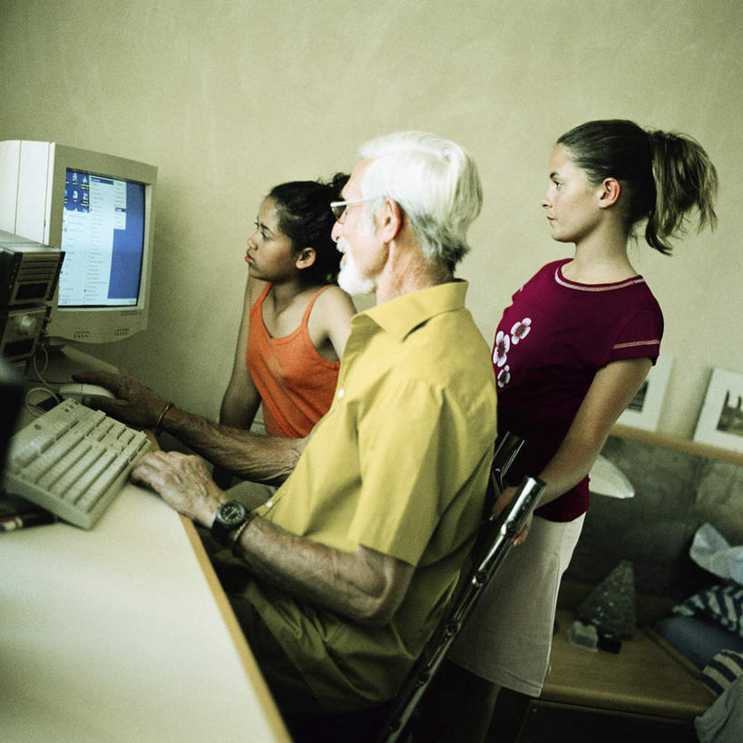 西方人,儿童,老年人,两个人,家庭,祖父,坐,方图,室内,白天,侧面,纯洁,电脑,显示器,鼠标,键盘,欧洲,欧洲人,网络,眼镜,注视,输入设备,通讯设备,小孩,观察,看,温暖,温馨,一家人,台式电脑,可爱,童年,童趣,爷爷,观看,祖孙,和睦,察看,关注,通信设备,近视眼镜,童真,输出设备,烂漫,无邪,外孙女,外公,外祖父,天真,老年男性,男人,男性,女孩,白种人,孩子,孙女,坐着,半身,彩图,融洽,女生