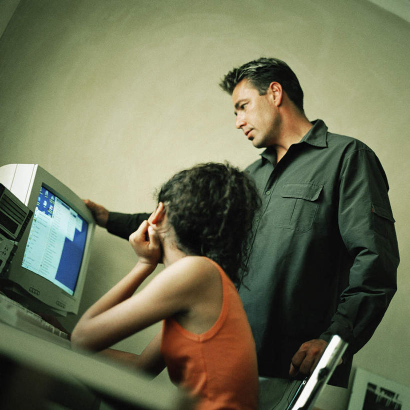 西方人,儿童,两个人,家庭,父亲,女儿,站,坐,方图,室内,白天,仰视,纯洁,电脑,显示器,鼠标,键盘,欧洲,欧洲人,撑,网络,托腮,注视,输入设备,通讯设备,小孩,观察,看,托,站着,温暖,温馨,父女,一家人,台式电脑,父爱,可爱,童年,童趣,观看,和睦,察看,关注,托下巴,通信设备,童真,输出设备,烂漫,无邪,天真,男人,男性,年轻男性,女孩,白种人,孩子,年轻人,站立,坐着,半身,彩图,低角度拍摄,融洽,女生