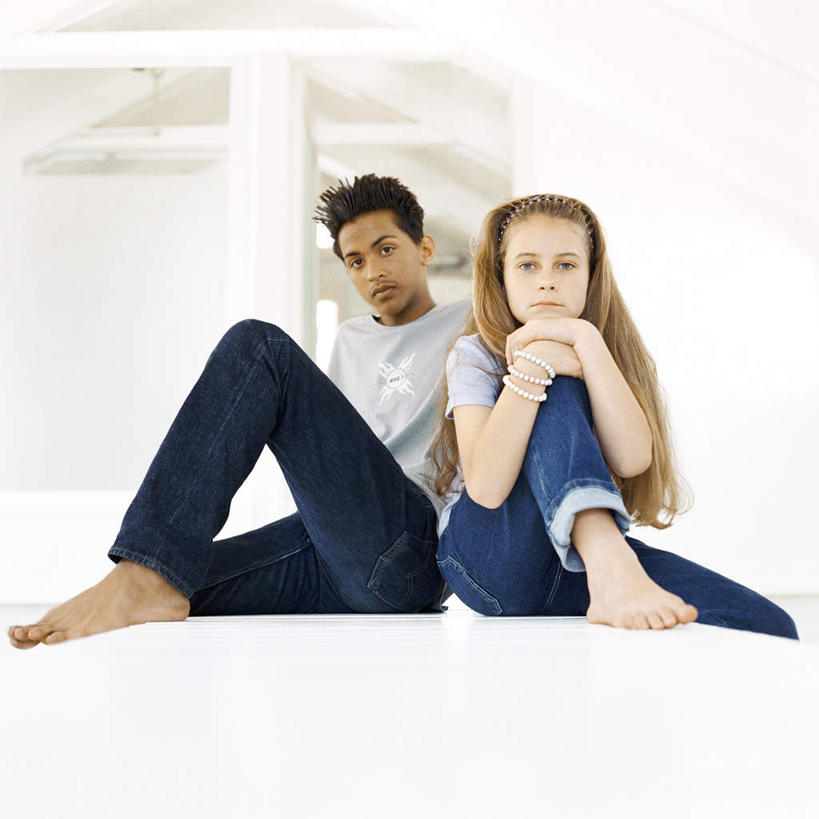 西方人,两个人,伙伴,朋友,坐,笑,微笑,方图,室外,白天,正面,友谊,欧洲,欧洲人,撑,托腮,托,托下巴,友情,男人,男性,年轻男性,年轻女性,女人,女性,白种人,坐着,彩图,全身