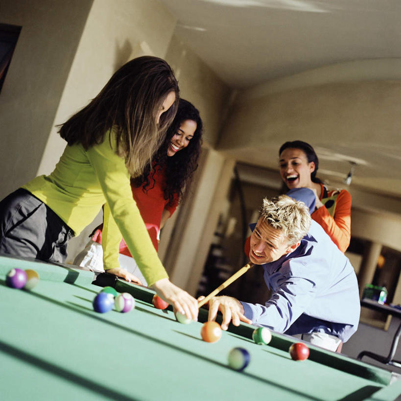 西方人,四个人,伙伴,朋友,站,方图,室内,白天,正面,度假,游戏,友谊,台球,欧洲,欧洲人,握,球杆,玩,娱乐,站着,享受,休闲,放松,握着,活动,台球桌,发泄,消遣,智力,宣泄,友情,桌球,男人,男性,年轻男性,年轻女性,女人,女性,白种人,玩耍,嬉戏,站立,半身,彩图