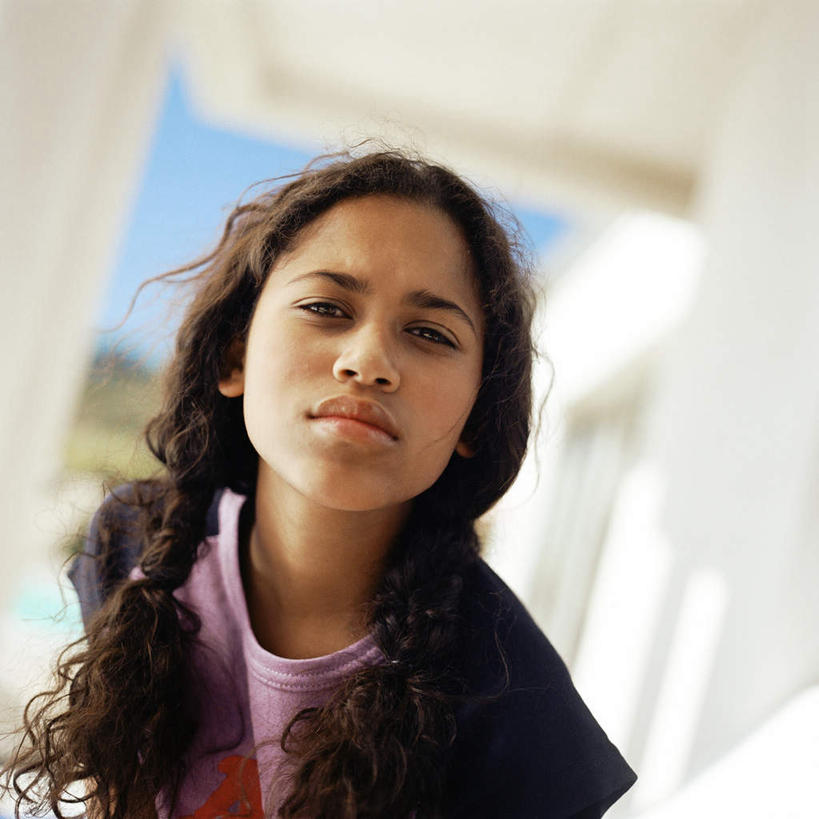 西方人,儿童,脸,头,脸颊,一个人,站,笑,微笑,方图,室外,特写,白天,正面,纯洁,欧洲,欧洲人,仅一个女性,仅一个人,朦胧,模糊,小孩,站着,仅一个小孩,可爱,童年,童趣,童真,烂漫,无邪,天真,女孩,女人,女性,白种人,孩子,头部,脸部,脸蛋,面部,站立,半身,彩图,女生