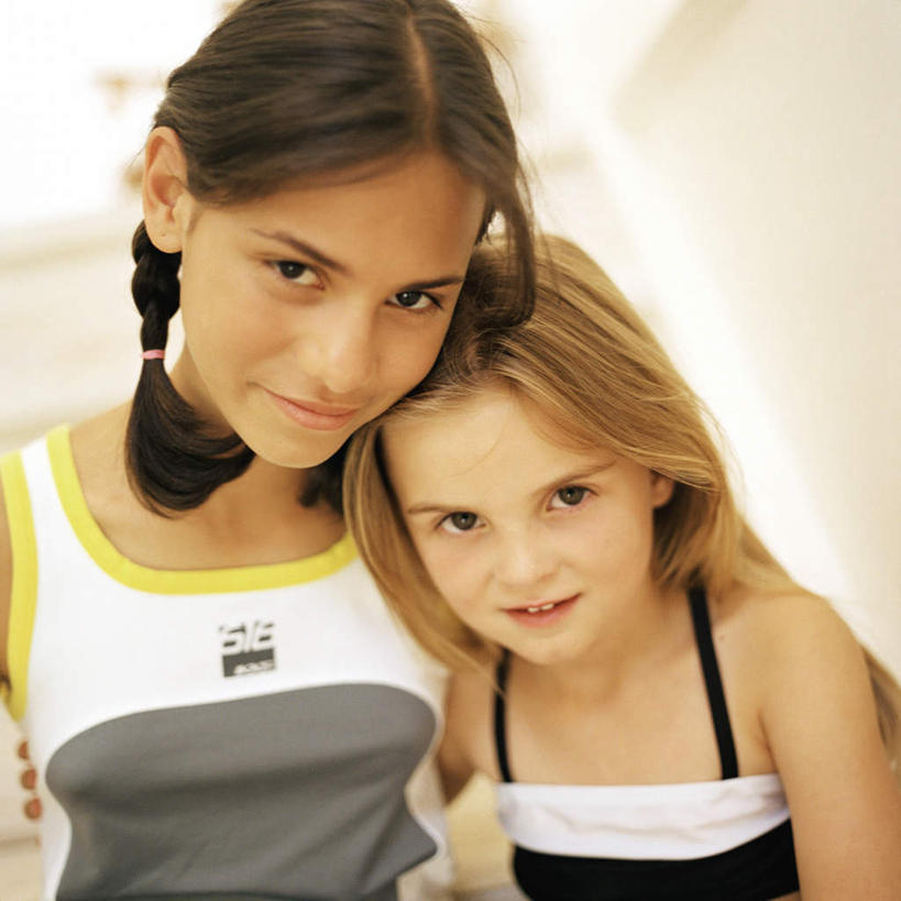 西方人,儿童,两个人,伙伴,朋友,站,笑,微笑,露齿笑,方图,室内,白天,正面,友谊,纯洁,欧洲,欧洲人,小孩,站着,可爱,童年,童趣,童真,烂漫,无邪,天真,友情,女孩,女人,女性,白种人,孩子,站立,半身,彩图,女生