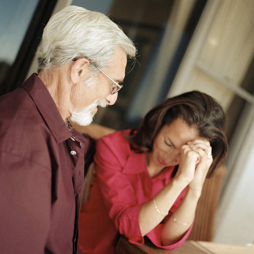 西方人,胡须,两个人,家庭,父亲,女儿,站,坐,方图,室内,白天,侧面,欧洲,欧洲人,撑,朦胧,模糊,眼镜,托腮,托,站着,温暖,温馨,父女,一家人,父爱,和睦,托下巴,近视眼镜,男人,男性,年轻男性,年轻女性,女人,女性,白种人,胡子,络腮胡,站立,坐着,半身,彩图,融洽