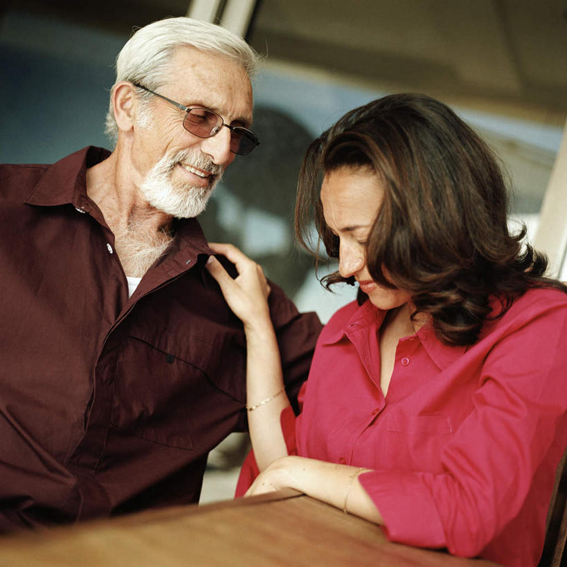 西方人,胡须,两个人,家庭,父亲,女儿,站,坐,方图,室内,白天,正面,欧洲,欧洲人,撑,眼镜,托腮,托,站着,温暖,温馨,父女,一家人,父爱,和睦,托下巴,近视眼镜,男人,男性,年轻男性,年轻女性,女人,女性,白种人,胡子,络腮胡,站立,坐着,半身,彩图,融洽