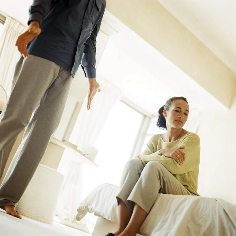 西方人,两个人,夫妻,站,坐,双手交叉,方图,室内,白天,仰视,爱情,窗户,床,卧室,欧洲,欧洲人,双人床,床单,浪漫,被子,玻璃窗,站着,恩爱,恋人,双手抱胸,被单,男人,男性,女人,女性,中年男性,中年女性,白种人,情侣,站立,坐着,半身,彩图,低角度拍摄,睡房,卧房,伴侣