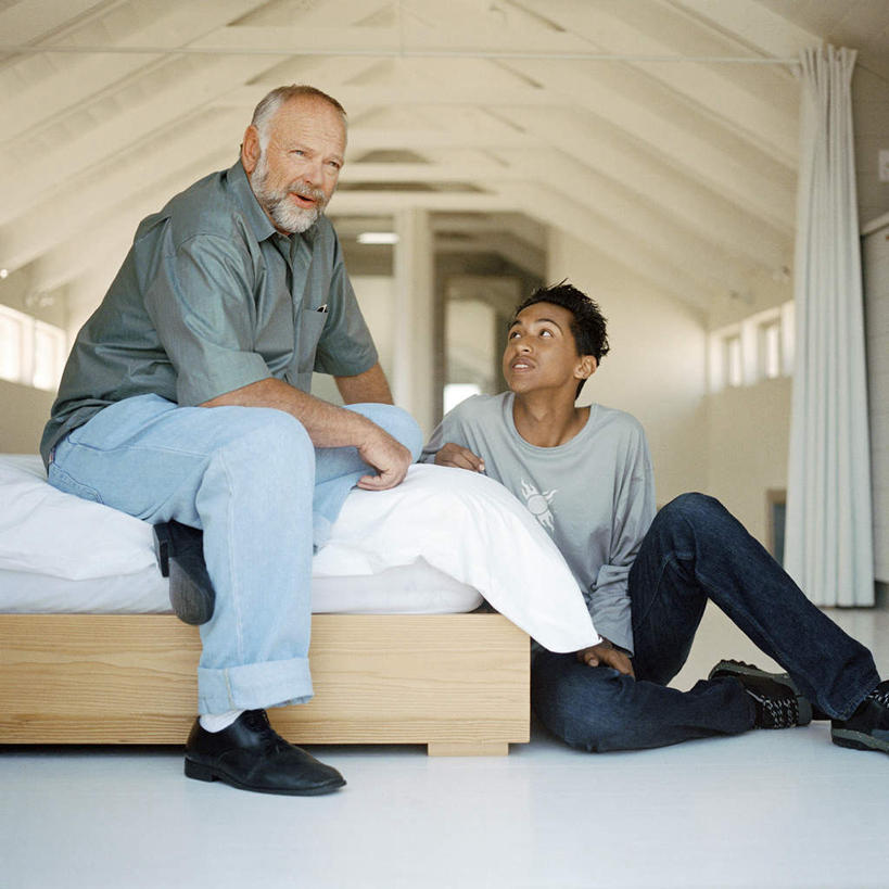 西方人,胡须,两个人,家庭,父亲,儿子,坐,说,方图,室内,白天,仰视,讨论,床,卧室,欧洲,欧洲人,双人床,床单,被子,温暖,温馨,父子,一家人,父爱,和睦,被单,交流,老年男性,男人,男性,年轻男性,白种人,胡子,络腮胡,沟通,讲话,交谈,商讨,说话,谈话,坐着,彩图,低角度拍摄,全身,睡房,卧房,融洽