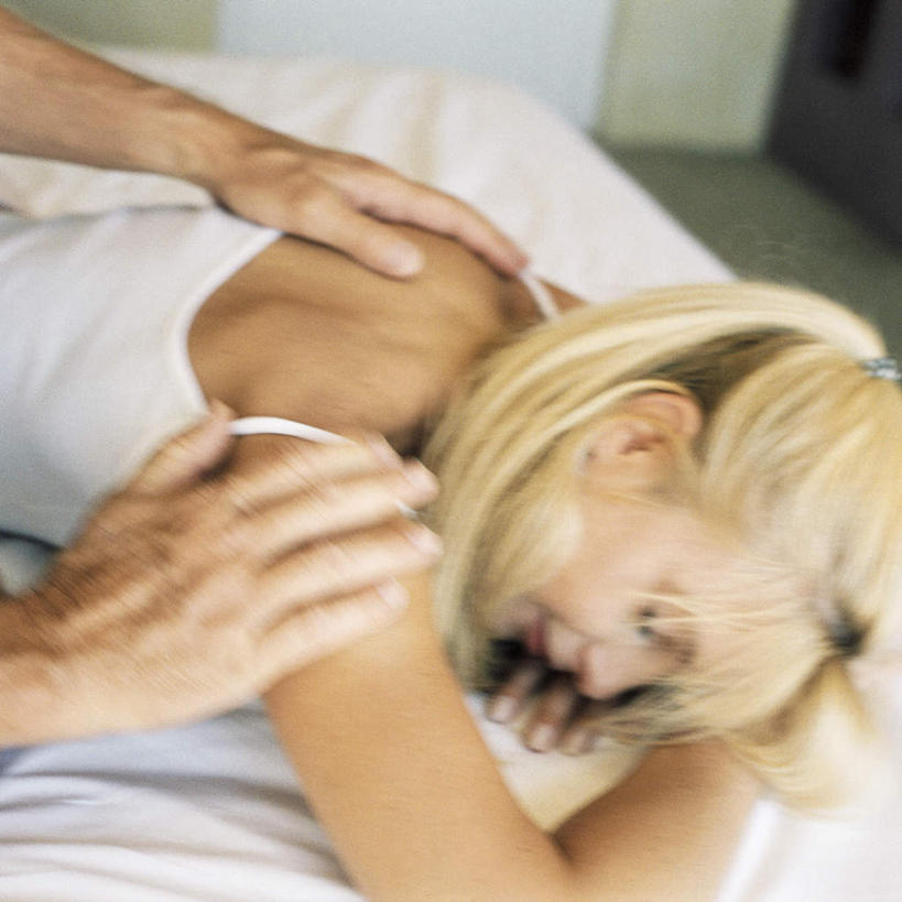 西方人,两个人,夫妻,坐,摸,方图,俯视,室内,白天,爱情,按摩,床,卧室,欧洲,欧洲人,抚摸,朦胧,模糊,双人床,床单,浪漫,被子,趴着,恩爱,恋人,被单,指压,男人,男性,女人,女性,中年男性,中年女性,白种人,情侣,触摸,接触,趴,坐着,半身,彩图,高角度拍摄,推拿,睡房,卧房,伴侣