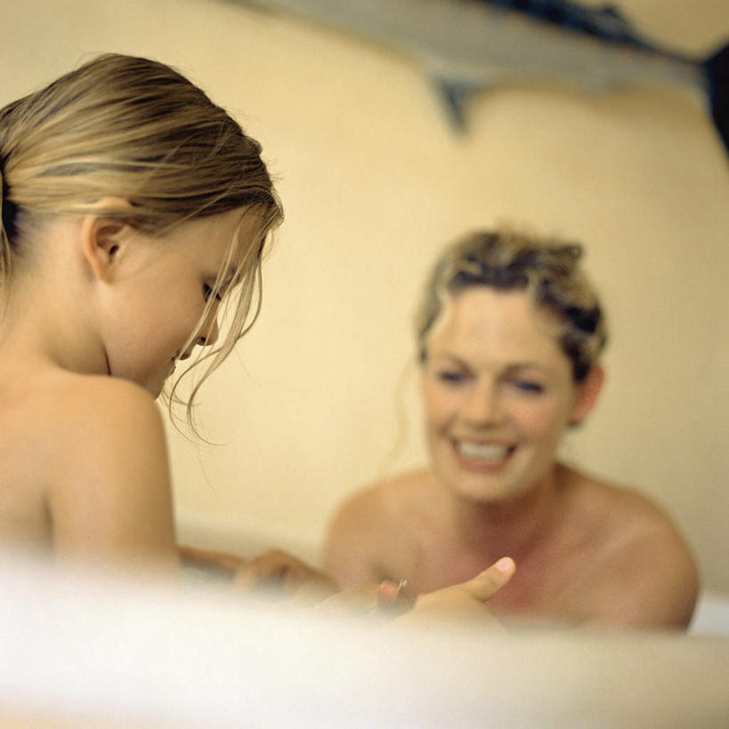 西方人,儿童,背部,两个人,家庭,母亲,女儿,坐,笑,微笑,露齿笑,方图,室内,白天,正面,纯洁,卫生间,浴室,欧洲,欧洲人,朦胧,模糊,小孩,泡泡,浴缸,温暖,温馨,母女,一家人,可爱,母爱,童年,童趣,和睦,童真,烂漫,无邪,天真,年轻女性,女孩,女人,女性,白种人,孩子,年轻人,淋浴房,坐着,半身,彩图,冲凉房,沐浴间,沐浴室,融洽,女生