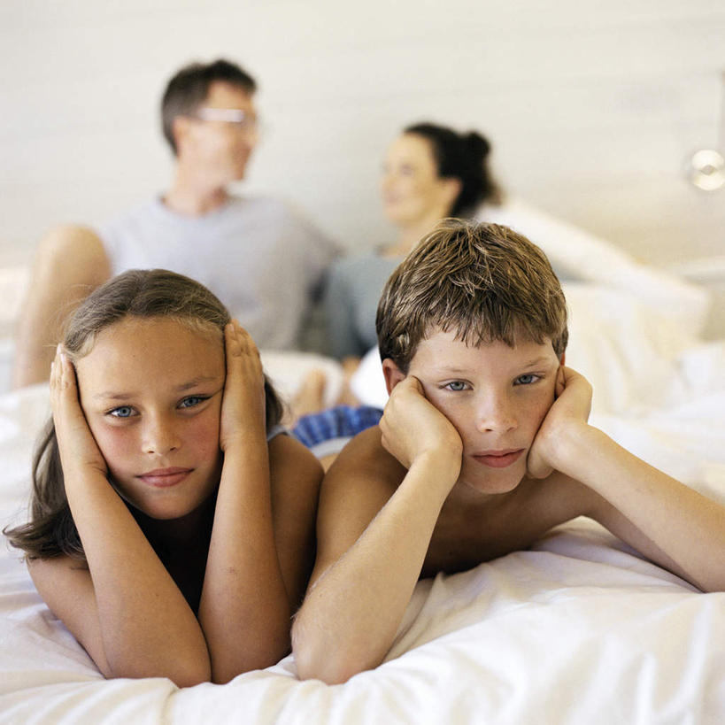 西方人,儿童,四个人,家庭,母亲,父亲,女儿,儿子,坐,笑,微笑,方图,俯视,室内,白天,纯洁,床,卧室,欧洲,欧洲人,撑,朦胧,模糊,双人床,床单,托腮,被子,小孩,趴着,托,温暖,温馨,父女,父子,母女,母子,一家人,父爱,可爱,母爱,童年,童趣,和睦,被单,托下巴,童真,烂漫,无邪,天真,男孩,男人,男性,年轻男性,年轻女性,女孩,女人,女性,白种人,孩子,年轻人,趴,坐着,半身,彩图,高角度拍摄,睡房,卧房,融洽,男生,女生