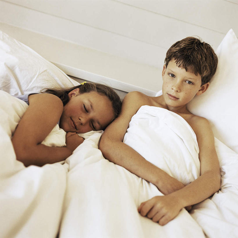 西方人,儿童,两个人,坐,躺,闭眼,笑,睡,微笑,方图,俯视,室内,白天,纯洁,床,卧室,欧洲,欧洲人,双人床,床单,被子,小孩,可爱,童年,童趣,被单,童真,烂漫,无邪,卧着,天真,男孩,男人,男性,女孩,女人,女性,白种人,孩子,闭眼睛,闭着眼,闭着眼睛,困,困觉,寝息,睡觉,躺着,卧,坐着,半身,彩图,高角度拍摄,睡房,卧房,男生,女生