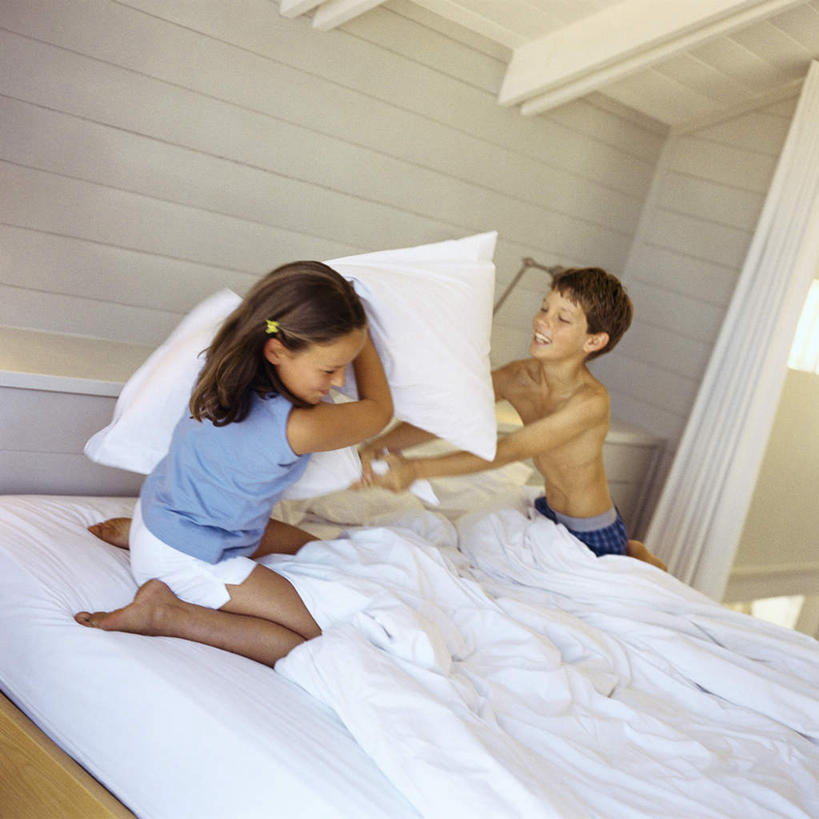 西方人,儿童,两个人,跪,方图,俯视,室内,白天,游戏,纯洁,床,靠垫,卧室,欧洲,欧洲人,双人床,床单,靠枕,拿,玩,拿着,娱乐,被子,裸露,小孩,垫子,枕头,休闲,可爱,童年,童趣,活动,被单,发泄,消遣,智力,裸,童真,烂漫,无邪,宣泄,天真,男孩,男人,男性,女孩,女人,女性,白种人,孩子,跪着,玩耍,嬉戏,半身,彩图,高角度拍摄,睡房,卧房,男生,女生