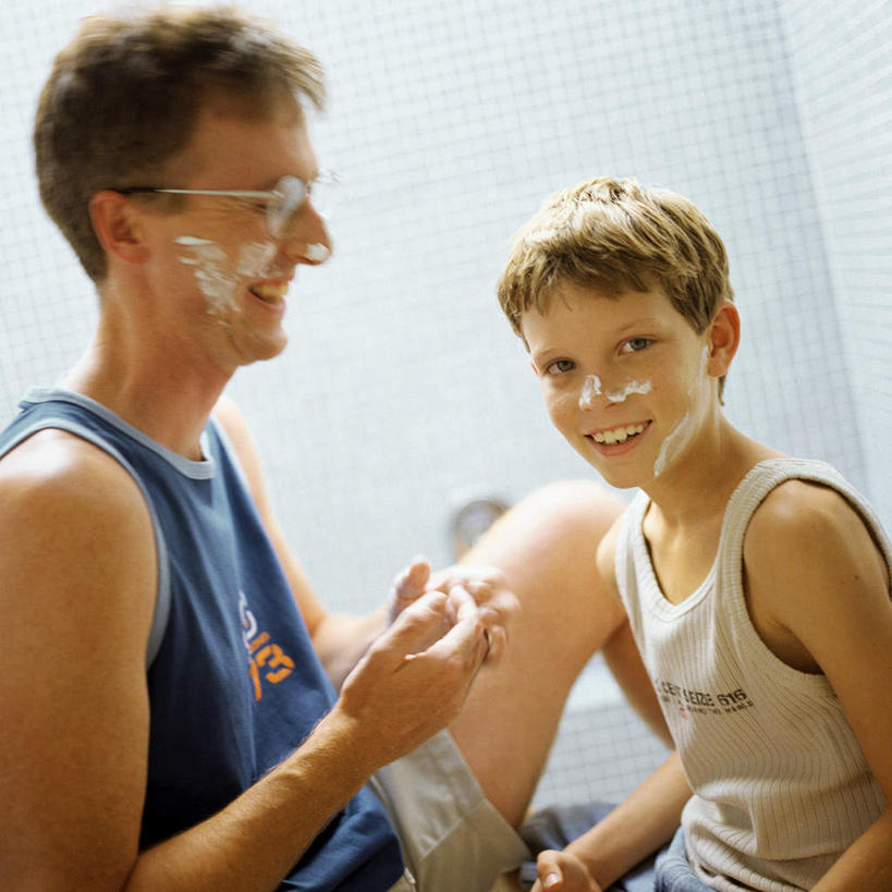 西方人,儿童,家庭,父亲,儿子,站,笑,微笑,方图,室内,白天,侧面,纯洁,卫生间,洗手间,欧洲,欧洲人,朦胧,模糊,眼镜,小孩,泡泡,站着,温暖,温馨,父子,一家人,父爱,可爱,童年,童趣,和睦,近视眼镜,童真,烂漫,无邪,天真,男孩,男人,男性,年轻男性,白种人,孩子,年轻人,厕所,站立,半身,彩图,融洽,男生