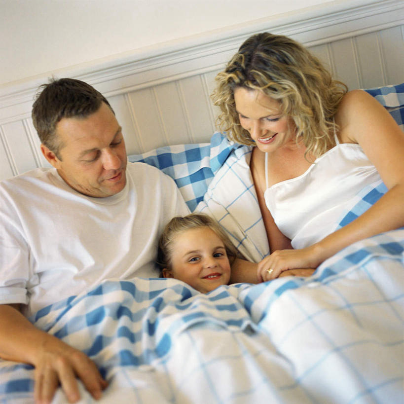西方人,儿童,三个人,家庭,母亲,父亲,女儿,坐,笑,微笑,露齿笑,方图,室内,白天,正面,纯洁,床,卧室,欧洲,欧洲人,朦胧,模糊,双人床,床单,被子,小孩,温暖,温馨,父女,母女,三口之家,一家人,父爱,可爱,母爱,童年,童趣,和睦,被单,童真,烂漫,无邪,天真,男人,男性,年轻男性,年轻女性,女孩,女人,女性,白种人,孩子,年轻人,坐着,半身,彩图,睡房,卧房,融洽,女生