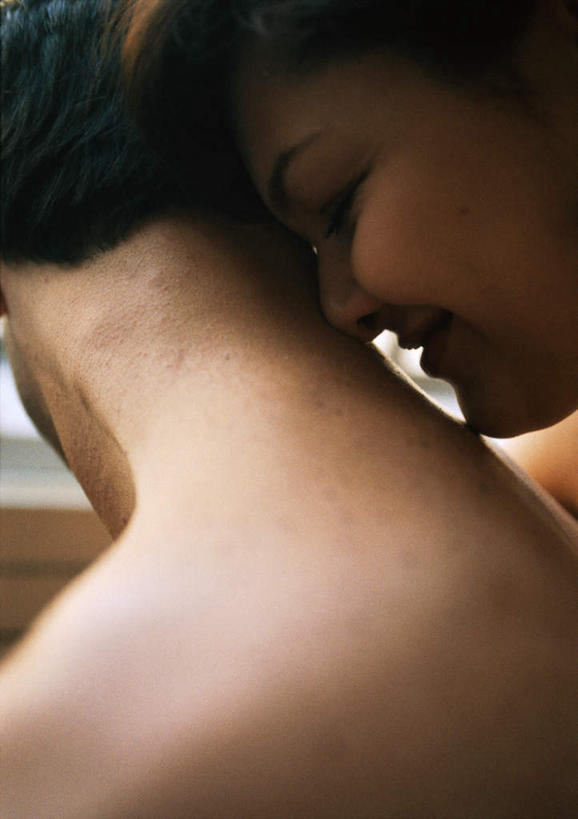 西方人,两个人,夫妻,站,笑,微笑,露齿笑,竖图,室内,白天,侧面,爱情,欧洲,欧洲人,浪漫,裸露,站着,恩爱,恋人,赤裸,裸,男人,男性,年轻男性,年轻女性,女人,女性,白种人,情侣,站立,半身,彩图,伴侣