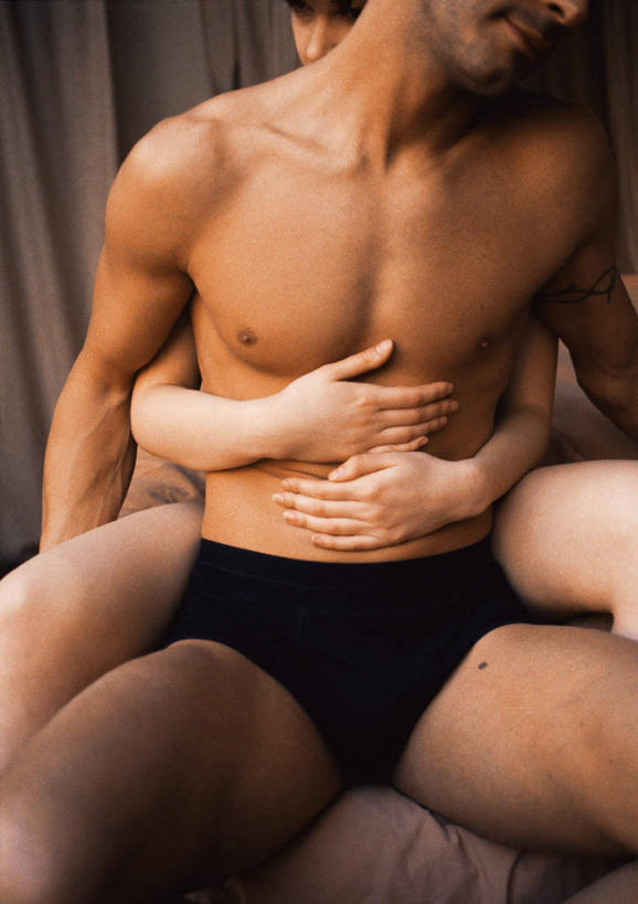 西方人,两个人,夫妻,坐,抱,竖图,室内,白天,正面,爱情,性感,窗帘,欧洲,欧洲人,浪漫,裸露,恩爱,诱惑,恋人,抱着,搂着,裸,男人,男性,年轻男性,年轻女性,女人,女性,白种人,情侣,搂,搂抱,坐着,半身,彩图,伴侣