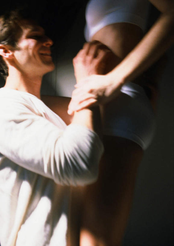 西方人,两个人,夫妻,站,竖图,室内,白天,爱情,欧洲,欧洲人,阴影,光线,影子,浪漫,阳光,站着,恩爱,恋人,男人,男性,年轻男性,年轻女性,女人,女性,白种人,情侣,站立,半身,彩图,伴侣