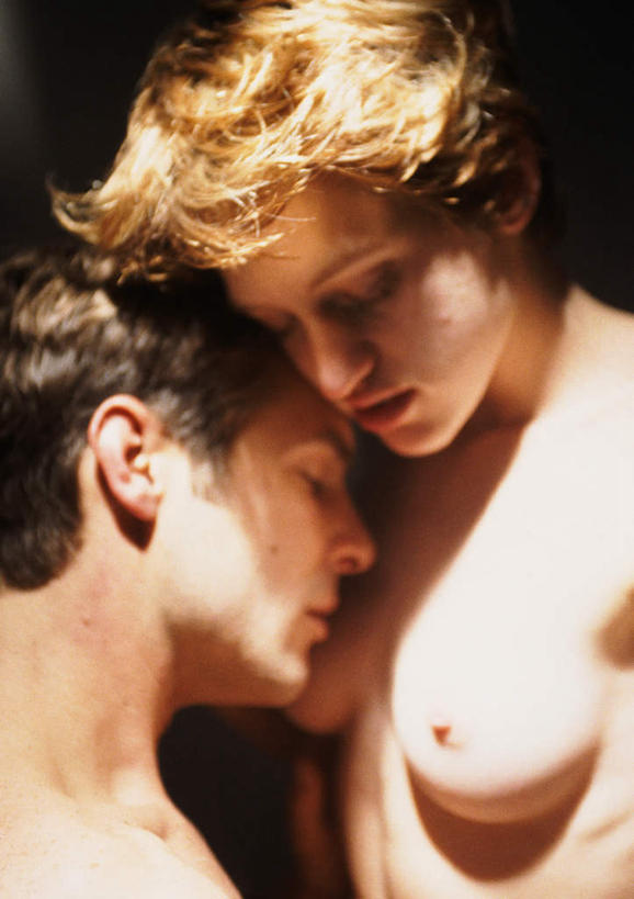 西方人,两个人,夫妻,站,闭眼,竖图,室内,白天,侧面,爱情,性感,欧洲,欧洲人,阴影,光线,影子,浪漫,裸露,阳光,站着,恩爱,诱惑,恋人,赤裸,裸,男人,男性,年轻男性,年轻女性,女人,女性,白种人,情侣,闭眼睛,闭着眼,闭着眼睛,站立,半身,彩图,伴侣