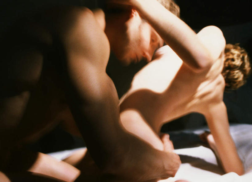 西方人,两个人,夫妻,站,坐,抱,横图,俯视,室内,白天,爱情,性感,欧洲,欧洲人,阴影,朦胧,模糊,光线,影子,浪漫,裸露,阳光,站着,和谐,恩爱,激情,诱惑,恋人,赤裸,抱着,搂着,性,婚姻,欲望,性交,性行为,做爱,性生活,性爱,性关系,两性,性知识,生殖,生理,同居,情感,男人,男性,年轻男性,年轻女性,女人,女性,白种人,情侣,搂,搂抱,站立,坐着,半身,彩图,高角度拍摄,伴侣