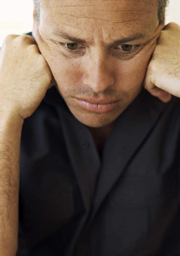 西方人,脸,头,脸颊,一个人,站,竖图,室内,特写,白天,正面,欧洲,欧洲人,仅一个男性,仅一个人,撑,托腮,注视,仅一个年轻男性,低头,观察,看,托,站着,观看,察看,关注,托下巴,男人,男性,年轻男性,白种人,头部,脸部,脸蛋,面部,站立,半身,彩图