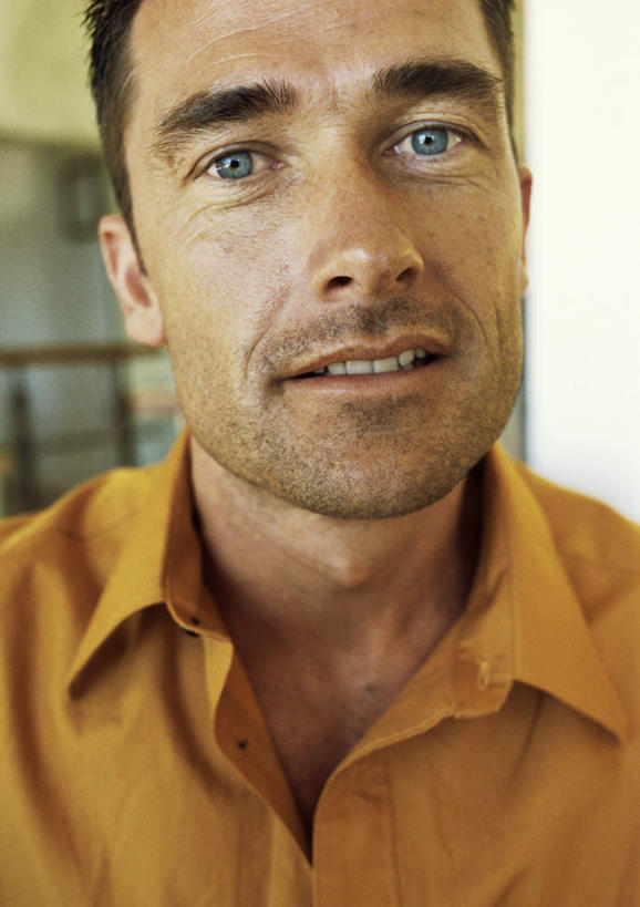 西方人,脸,头,脸颊,胡须,一个人,站,笑,微笑,竖图,室内,特写,白天,正面,欧洲,欧洲人,仅一个男性,仅一个人,朦胧,模糊,仅一个年轻男性,站着,男人,男性,年轻男性,白种人,头部,胡子,小胡子,脸部,脸蛋,面部,站立,半身,彩图