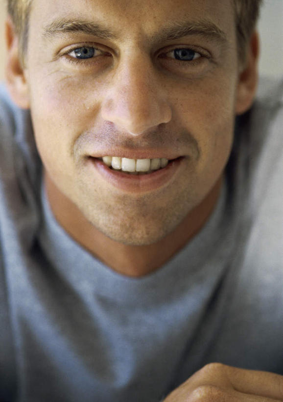 西方人,脸,头,脸颊,胡须,一个人,站,笑,微笑,竖图,室内,特写,白天,正面,欧洲,欧洲人,仅一个男性,仅一个人,朦胧,模糊,仅一个年轻男性,站着,男人,男性,年轻男性,白种人,头部,胡子,小胡子,脸部,脸蛋,面部,站立,半身,彩图