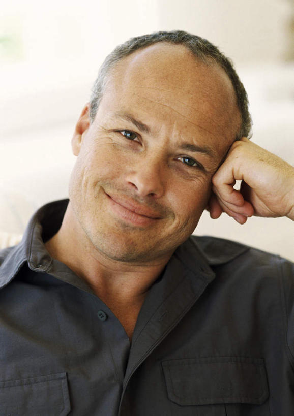 西方人,脸,头,脸颊,一个人,坐,笑,微笑,露齿笑,竖图,室内,特写,白天,正面,欧洲,欧洲人,仅一个男性,仅一个人,仅一个中年男性,撑,托腮,托,托下巴,男人,男性,中年男性,白种人,头部,脸部,脸蛋,面部,坐着,半身,彩图