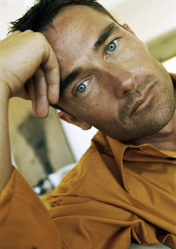 西方人,脸,头,脸颊,一个人,坐,笑,微笑,露齿笑,竖图,室内,特写,白天,正面,欧洲,欧洲人,仅一个男性,仅一个人,仅一个中年男性,男人,男性,中年男性,白种人,头部,脸部,脸蛋,面部,坐着,半身,彩图