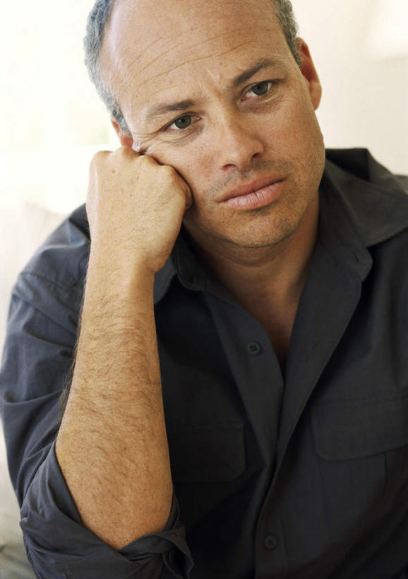 西方人,脸,头,脸颊,一个人,坐,笑,微笑,竖图,室内,特写,白天,正面,欧洲,欧洲人,仅一个男性,仅一个人,仅一个中年男性,撑,托腮,托,托下巴,男人,男性,中年男性,白种人,头部,脸部,脸蛋,面部,坐着,半身,彩图