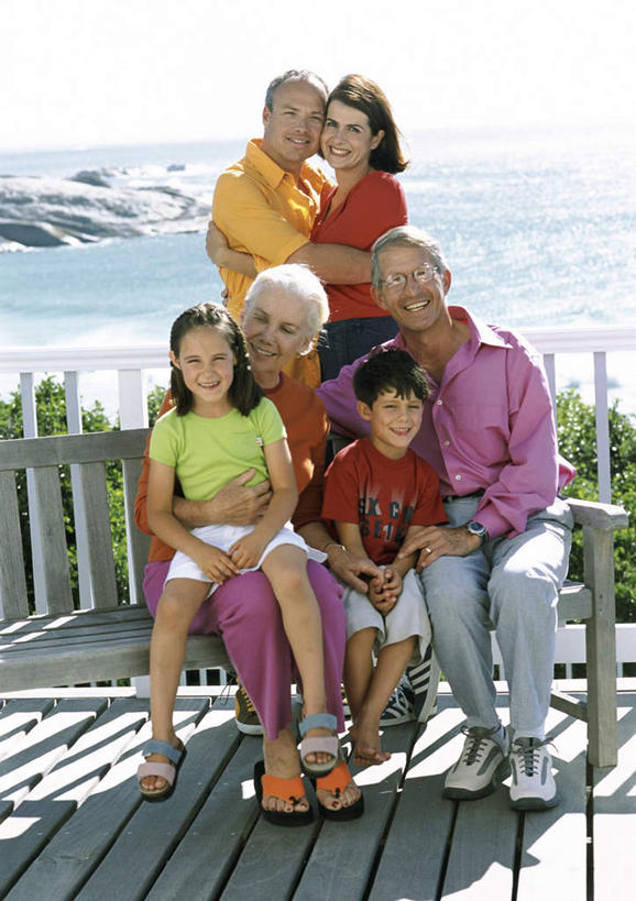 西方人,儿童,老年人,母亲,父亲,女儿,祖母,祖父,三代同堂,栏杆,站,坐,抱,笑,微笑,露齿笑,竖图,室外,白天,正面,纯洁,海浪,海洋,美景,地板,欧洲,欧洲人,眼镜,景观,浪花,云,云朵,围栏,地面,许多人,云彩,祖孙三代,护栏,木地板,小孩,蓝色,白云,蓝天,天空,自然,海水,天,站着,一群人,温暖,温馨,父女,母女,景色,父爱,可爱,母爱,童年,童趣,奶奶,爷爷,抱着,祖孙,和睦,搂着,自然风光,近视眼镜,海景,童真,烂漫,无邪,外婆,外孙女,外祖母,外公,外祖父,外孙,外孙子,天真,老年男性,老年女性,男孩,男人,男性,年轻男性,年轻女性,女孩,女人,女性,白种人,孩子,年轻人,全家福,孙女,孙子,大海,风浪,海,海水的波动,近岸浪,涌浪,搂,搂抱,站立,坐着,彩图,全身,融洽,男生,女生,爸爸,多代同堂,妈妈