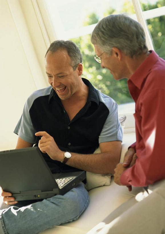 西方人,两个人,伙伴,朋友,坐,笑,微笑,露齿笑,竖图,室内,白天,正面,友谊,电脑,笔记本电脑,欧洲,欧洲人,网络,通讯设备,无线,通信设备,无线网络,无线上网,便携式电脑,友情,手提电脑,男人,男性,中年男性,白种人,坐着,半身,彩图