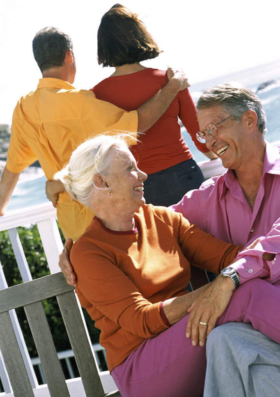 西方人,背部,四个人,夫妻,母亲,父亲,女儿,栏杆,站,坐,抱,笑,微笑,露齿笑,竖图,室外,白天,正面,爱情,植物,欧洲,欧洲人,云,云朵,围栏,浪漫,云彩,护栏,树,树木,蓝色,绿色,白云,蓝天,天空,自然,天,站着,父女,母女,恩爱,父爱,母爱,恋人,生长,成长,抱着,搂着,男人,男性,年轻男性,年轻女性,女人,女性,白种人,情侣,搂,搂抱,站立,坐着,半身,彩图,伴侣