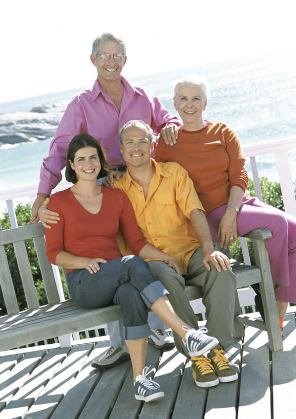 西方人,四个人,夫妻,母亲,父亲,女儿,栏杆,站,坐,抱,笑,微笑,露齿笑,竖图,室外,白天,正面,爱情,植物,欧洲,欧洲人,云,云朵,围栏,浪漫,云彩,护栏,树,树木,蓝色,绿色,白云,蓝天,天空,自然,天,站着,父女,母女,恩爱,父爱,母爱,恋人,生长,成长,抱着,搂着,男人,男性,年轻男性,年轻女性,女人,女性,白种人,情侣,搂,搂抱,站立,坐着,彩图,全身,伴侣