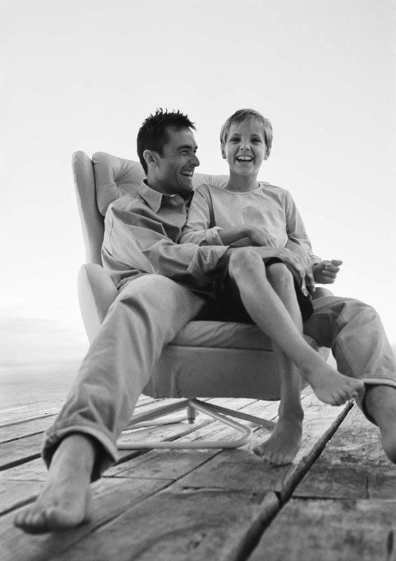 西方人,儿童,两个人,家庭,父亲,儿子,坐,笑,微笑,露齿笑,竖图,室外,白天,仰视,纯洁,沙发,欧洲,欧洲人,木板,桥,木桥,栈桥,小孩,温暖,温馨,父子,一家人,父爱,可爱,童年,童趣,人行桥,木板桥,和睦,童真,烂漫,无邪,天真,男孩,男人,男性,年轻男性,白种人,孩子,年轻人,坐着,彩图,低角度拍摄,全身,融洽,男生,皮沙发