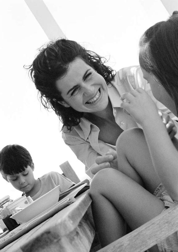 西方人,儿童,三个人,家庭,母亲,女儿,儿子,坐,笑,微笑,露齿笑,竖图,黑白,室内,白天,仰视,纯洁,餐桌,桌子,餐具,欧洲,欧洲人,碟子,盘,小孩,盘子,碟,温暖,温馨,母女,母子,一家人,可爱,母爱,童年,童趣,餐台,和睦,童真,烂漫,无邪,天真,男孩,男人,男性,年轻女性,女孩,女人,女性,白种人,孩子,年轻人,坐着,半身,低角度拍摄,融洽,男生,女生