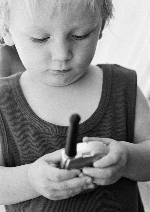 西方人,儿童,一个人,站,打电话,竖图,黑白,室内,白天,仰视,纯洁,电话,手机,欧洲,欧洲人,仅一个男性,仅一个人,拿,拿着,通讯设备,小孩,站着,仅一个小孩,可爱,童年,童趣,童真,烂漫,无邪,交流,天真,男孩,男人,男性,白种人,孩子,沟通,通话,站立,半身,低角度拍摄,男生