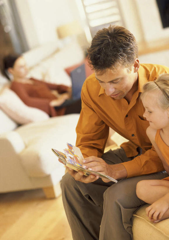 西方人,儿童,三个人,家庭,母亲,父亲,女儿,客厅,坐,说,竖图,俯视,室内,白天,讨论,纯洁,地板,沙发,书籍,欧洲,欧洲人,朦胧,模糊,地面,拿,拿着,木地板,小孩,温暖,温馨,父女,母女,三口之家,一家人,父爱,可爱,母爱,童年,童趣,和睦,起居室,童真,烂漫,无邪,交流,天真,男人,男性,年轻男性,年轻女性,女孩,女人,女性,白种人,孩子,年轻人,书,图书,沟通,讲话,交谈,商讨,说话,谈话,坐着,半身,彩图,高角度拍摄,融洽,女生,皮沙发