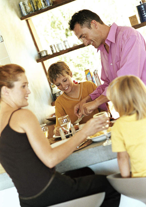 点心,西方人,儿童,背部,四个人,家庭,母亲,父亲,女儿,儿子,站,坐,笑,微笑,露齿笑,竖图,室内,白天,正面,下午茶,纯洁,餐桌,桌子,餐具,欧洲,欧洲人,碟子,盘,食品,刀具,拿,拿着,食物,糕点,小孩,盘子,碟,刀,站着,温暖,温馨,父女,父子,母女,母子,一家人,父爱,可爱,母爱,童年,童趣,餐台,和睦,童真,烂漫,无邪,天真,男孩,男人,男性,年轻男性,年轻女性,女孩,女人,女性,白种人,孩子,年轻人,站立,坐着,半身,彩图,融洽,匕首,蛋糕,男生,女生