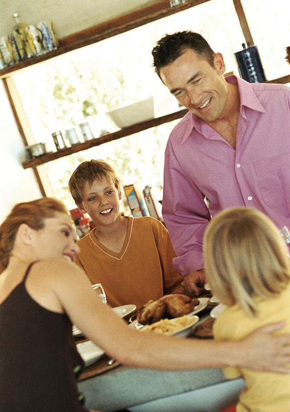 点心,西方人,儿童,背部,四个人,家庭,母亲,父亲,女儿,儿子,坐,笑,微笑,露齿笑,竖图,室内,白天,正面,下午茶,纯洁,餐桌,桌子,餐具,欧洲,欧洲人,碟子,盘,食品,相视,食物,糕点,小孩,盘子,碟,温暖,温馨,父女,父子,母女,母子,一家人,面对面,父爱,可爱,母爱,童年,童趣,餐台,对视,和睦,相对,童真,烂漫,无邪,相看,天真,男孩,男人,男性,年轻男性,年轻女性,女孩,女人,女性,白种人,孩子,年轻人,坐着,半身,彩图,融洽,蛋糕,男生,女生