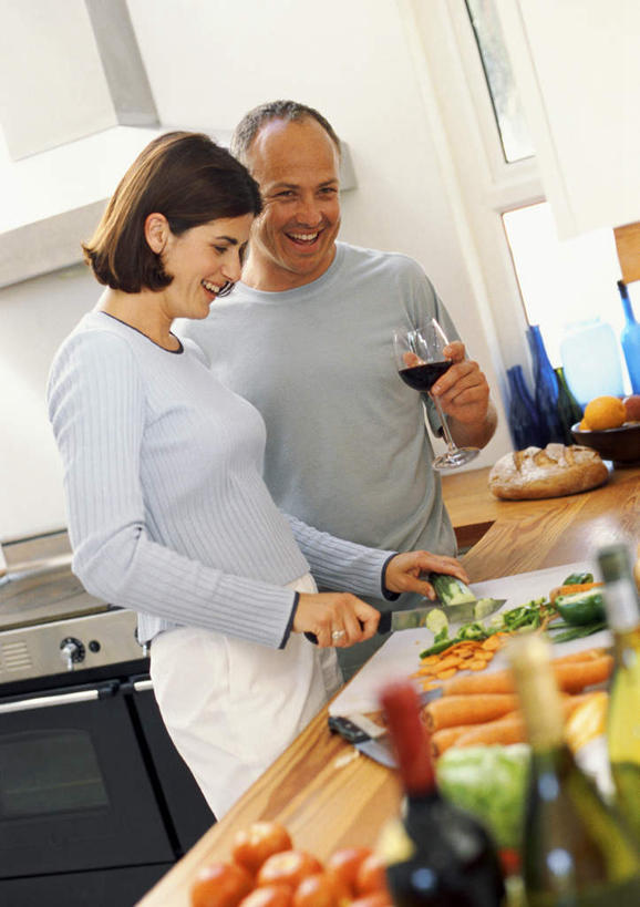 葡萄酒,西方人,两个人,夫妻,站,竖图,室内,白天,侧面,爱情,餐桌,厨房,桌子,萝卜,胡萝卜,黄瓜,蔬菜,杯子,欧洲,欧洲人,新鲜,高脚杯,食品,案板,刀具,红酒杯,浪漫,拿,红酒瓶,拿着,玻璃制品,酒瓶,砧板,食物,玻璃瓶,酒杯,瓶子,刀,站着,恩爱,恋人,有机食品,绿色食品,餐台,男人,男性,女人,女性,中年男性,中年女性,白种人,情侣,玻璃杯,青瓜,胡瓜,红萝卜,甘荀,站立,半身,彩图,灶间,伴侣,匕首