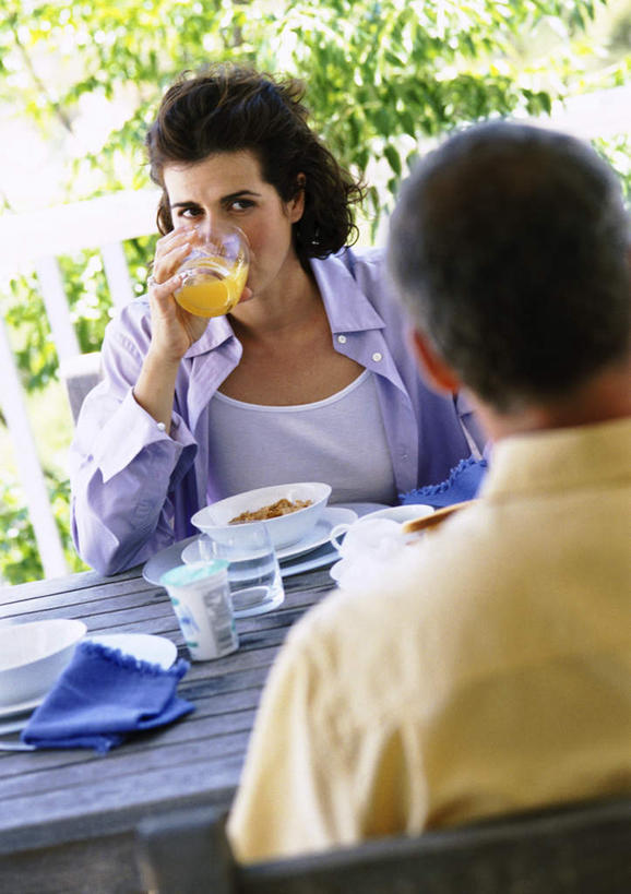 西方人,背部,两个人,夫妻,坐,竖图,室外,白天,正面,爱情,植物,餐桌,桌子,杯子,餐具,欧洲,欧洲人,喝,阴影,光线,碟子,盘,影子,浪漫,拿,拿着,相视,玻璃制品,树,树木,绿色,阳光,自然,盘子,水杯,碟,碗,面对面,恩爱,恋人,生长,成长,餐台,对视,相对,相看,男人,男性,女人,女性,中年男性,中年女性,白种人,情侣,玻璃杯,坐着,半身,彩图,伴侣