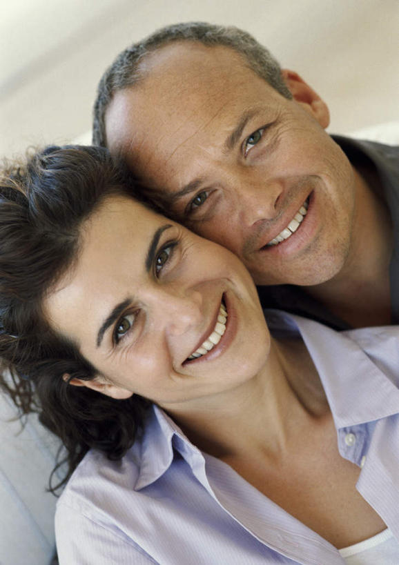 西方人,两个人,夫妻,站,笑,微笑,露齿笑,竖图,俯视,室内,白天,爱情,沙发,欧洲,欧洲人,浪漫,站着,恩爱,恋人,男人,男性,女人,女性,中年男性,中年女性,白种人,情侣,站立,半身,彩图,高角度拍摄,伴侣,皮沙发